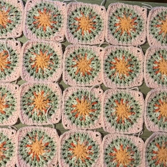 Lot of 20 4.5” PEACHES & CREAM Crochet STARBURST GRANNY SQUARES Afghan DIY - Picture 1 of 3